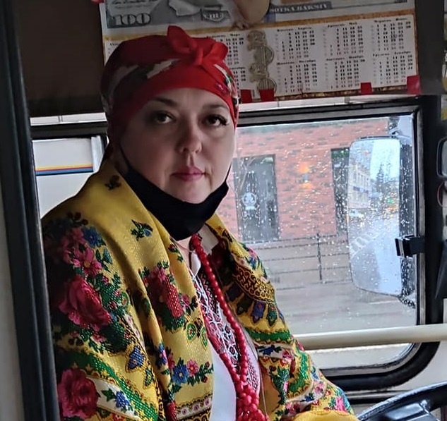 У Тернополі водійка тролейбуса пригощає дітей цукерками за щедрівку