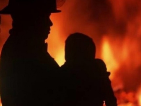 На Рівненщині рятувальник виніс із вогню власних маленьких синів