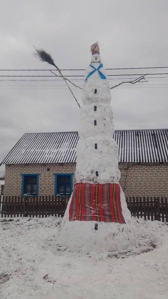 В одному з районів Волині між селами триває батл на найвищу снігову бабу -  поки рекорд 7 метрів!