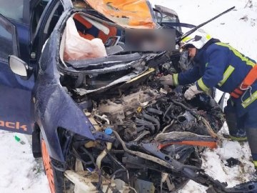 Моторошна ДТП на трасі «Київ-Чоп»: тіло загиблої водійки вирізали з авто рятувальники