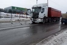 На трасі Львів-Луцьк не розминулися дві вантажівки