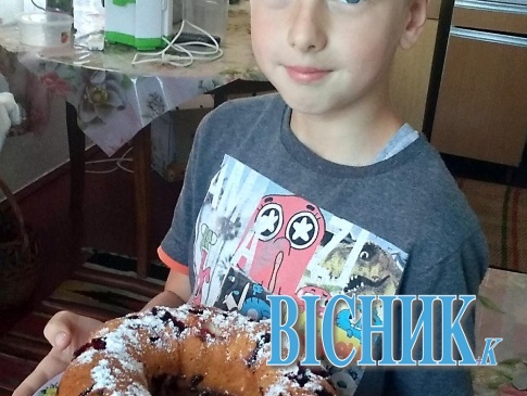 На Волині 10-річний хлопчик пече кекси і бісквіти і вишиває картини бісером
