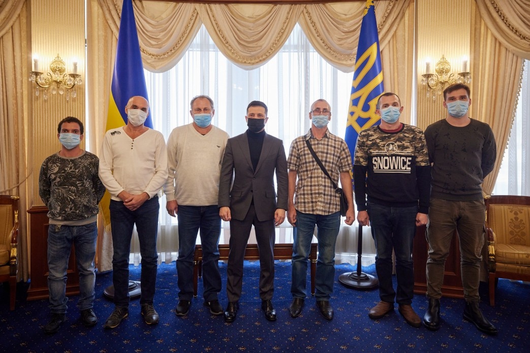 У Києві звільнених з полону моряків зустрів Зеленський
