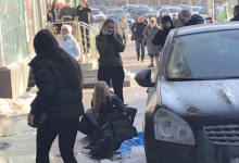 У Києві дівчині на голову впала величезна брила криги