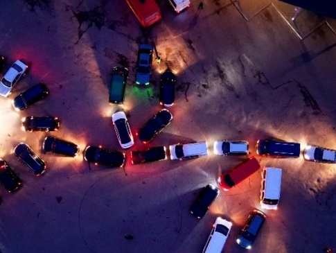 На Волині автомобілісти разом з поліцейськими склали з десятків машин квітку для жінок