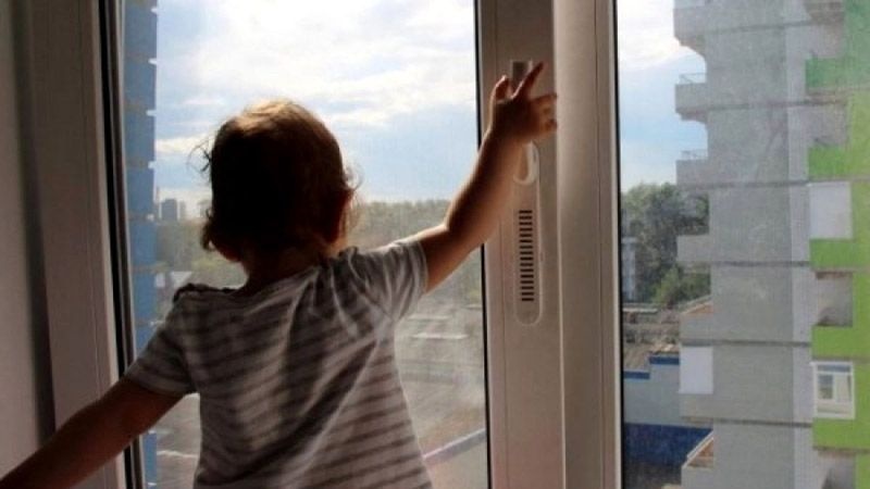 Була вдома сама: у Запоріжжі 6-річна дитина випала з вікна 9-го поверху