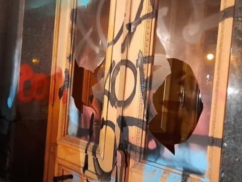 У Києві протестувальники облили Офіс президента фарбою і розбили шибки