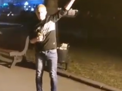 «Давай, стріляй!»: у центрі Луцька молодики влаштували розваги зі зброєю