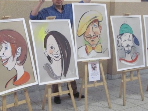 Волинський художник представив власну виставку карикатур