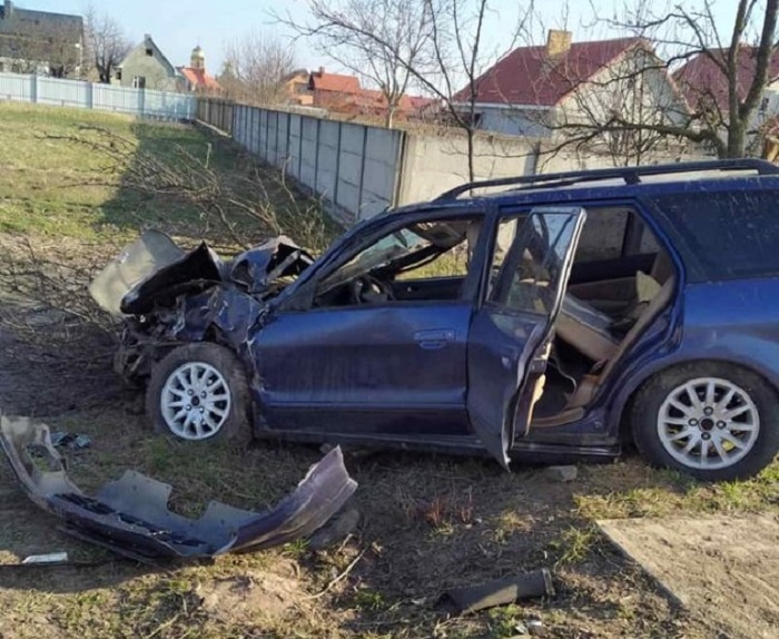 Аварія з постраждалими біля Луцька: авто злетіло з дороги і врізалося в дерево