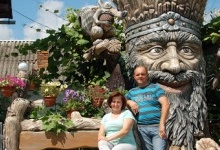 На Тернопільщині подружжя виготовляє казкові скульптури з дерева та бетону