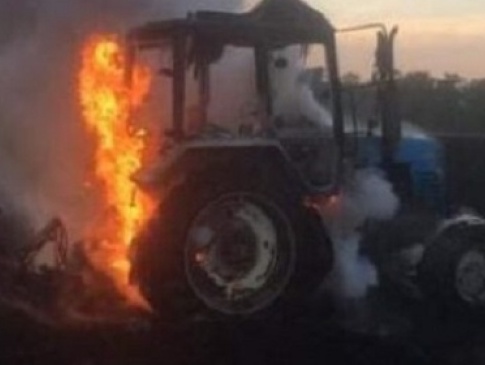 На Рівненщині рятували чоловіка, який загорівся у тракторі