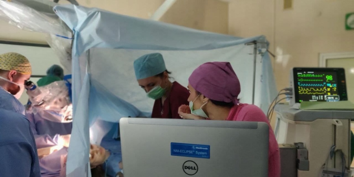 Вперше в Україні 26-річну пацієнтку розбудили під час операції на мозку