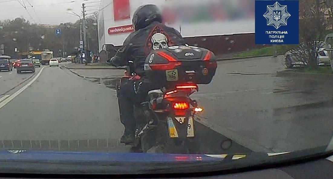 Вітром надуло: у столиці мотоцикліст закрив номерний знак жіночою білизною