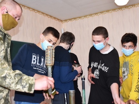 Волинські військові у прифронтовій зоні вчили школярів, як не втрапити у мінні пастки