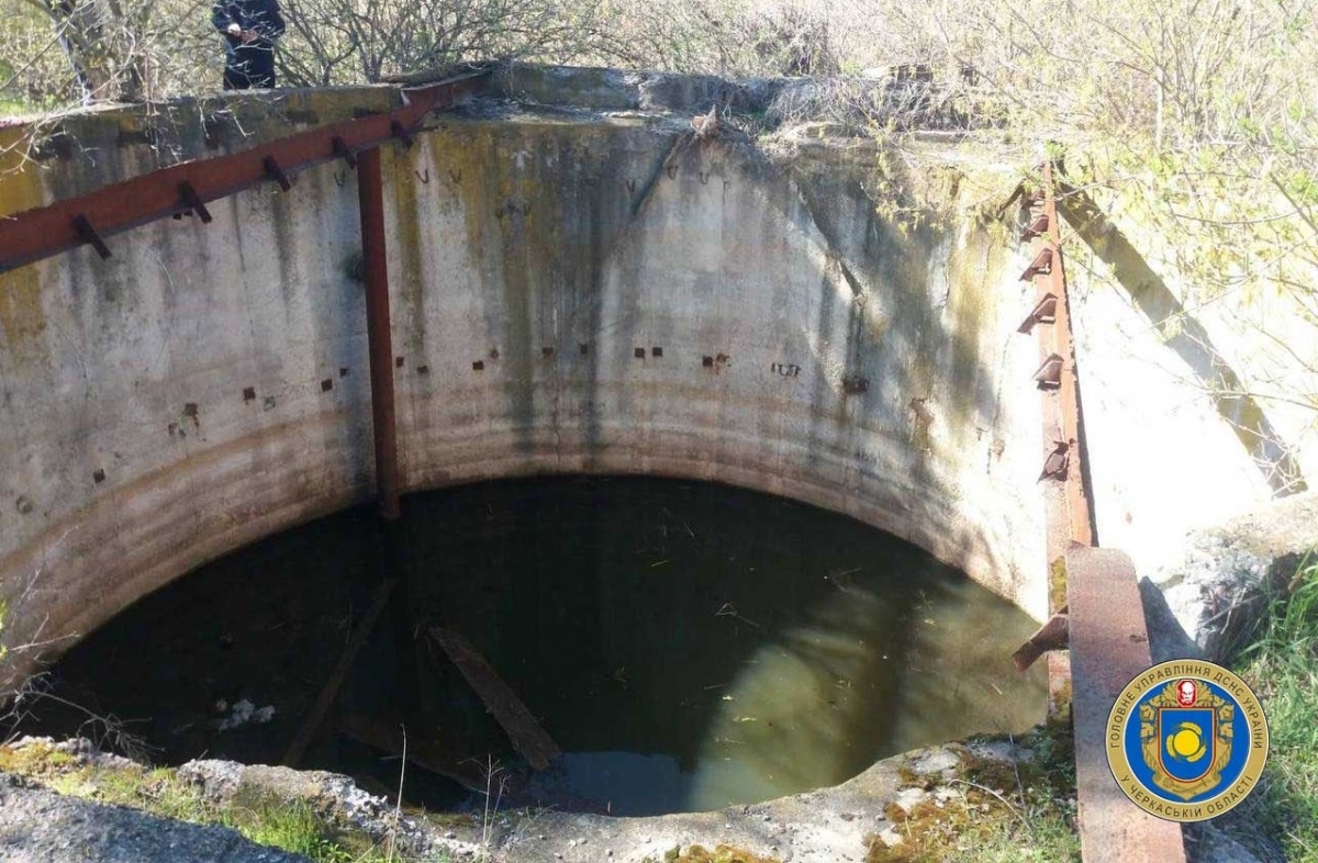 На Черкащині з 5-метрового резервуару з водою дістали дитину, чоловіка та собаку