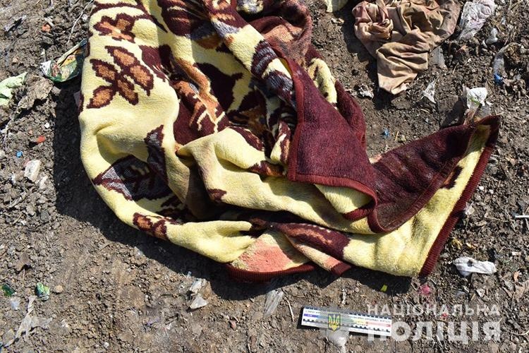 На Тернопільщині на сміттєзвалищі знайшли тіло немовляти