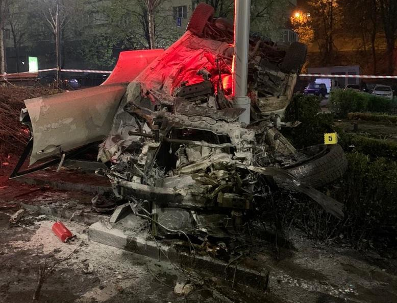 У Києві п’яний водій влетів у дерево, загинула 18-річна пасажирка
