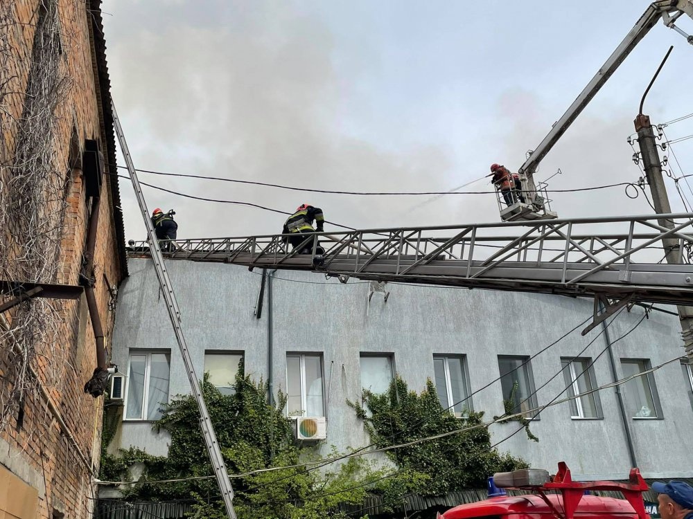 У Вінниці горить офісна будівля: є загиблі