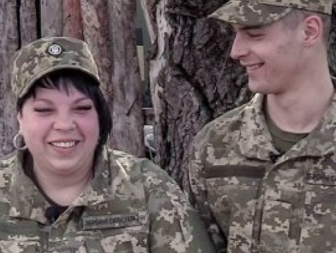 На Донбасі одружилася пара військових з Волині