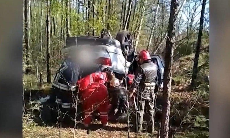 На Сумщині рятували 27-річну водійку, яку затиснуло у перекинутій автівці