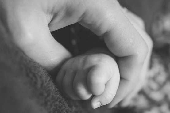 На Чернівеччині 33-річна жінка народила дитину та закопала на околиці
