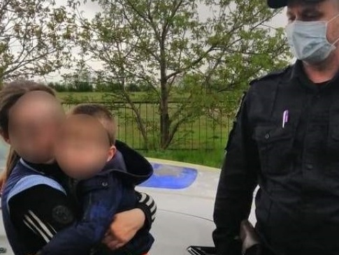Поліція шукала 3-річного хлопчика, а він спав вдома у шафі