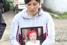 «Моя донечка жива, поки я її не відпущу», - матір померлої через недбалість лікарки 2-річної дитини на Волині