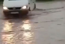 Автомобілі плавають: у місті на Волині - потоп