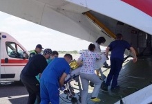 Літаком в столицю транспортували 3-річну дитину з тотальним ураженням легень