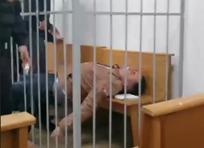 У Білорусі політв'язень перерізав собі горло прямо у залі суду
