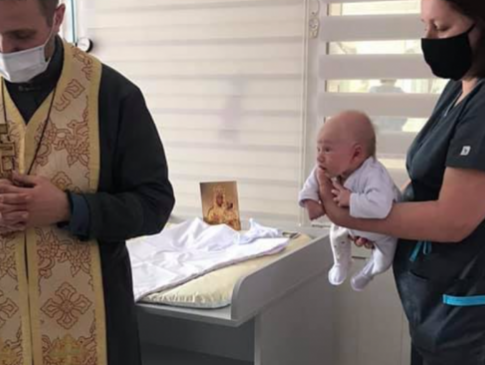 У дитячій лікарні охрестили хлопчика, якого залишили у «Вікні життя»