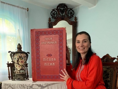 Рівнянка вишила найбільшу кількість книг в Україні