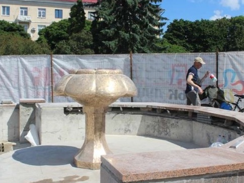 Розпочали ремонт фонтану над входом у центральний парк Луцька
