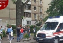 У столиці 2-річна дитина випала з вікна 7 поверху і загинула