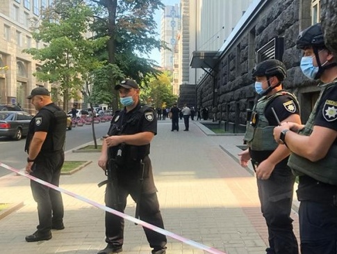 У Києві чоловік з вибухівкою захопив Кабмін