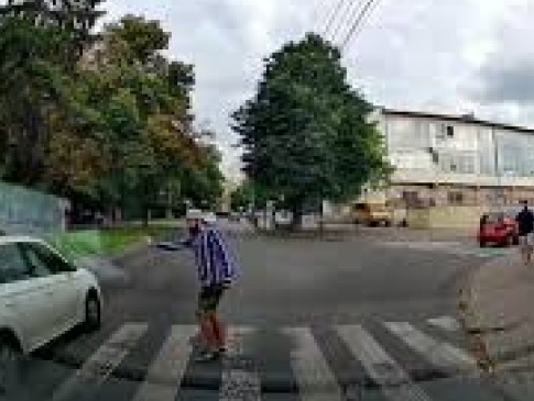 У Луцьку таксист ледь не збив пішохода на переході (відео)