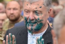 Порошенка облили зеленкою у Києві на Алеї Героїв