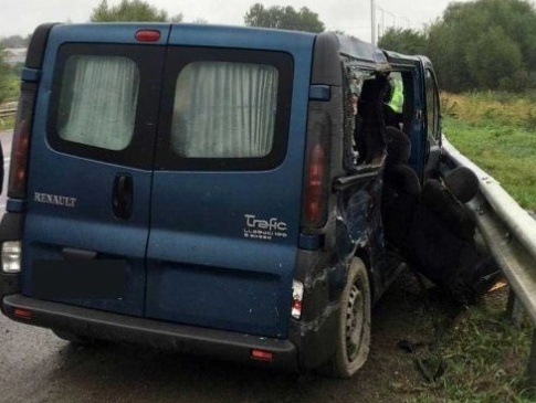 На Рівненщині мікроавтобус влетів у відбійник: є загиблі