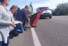 На Львівщині на колінах зустрічали кіборга, який загинув у 2015