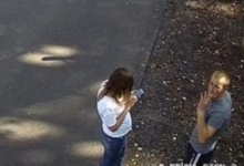 Опублікували відео з чоловіком, який забив камінням качку у парку в Луцьку