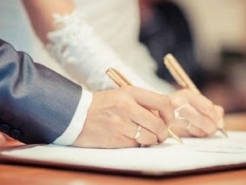 Через «Дію» можна буде подати заяву на одруження