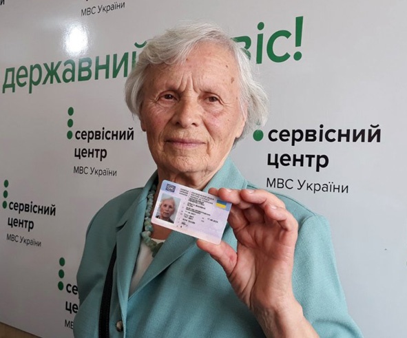Українка вперше сіла за кермо у 79 років
