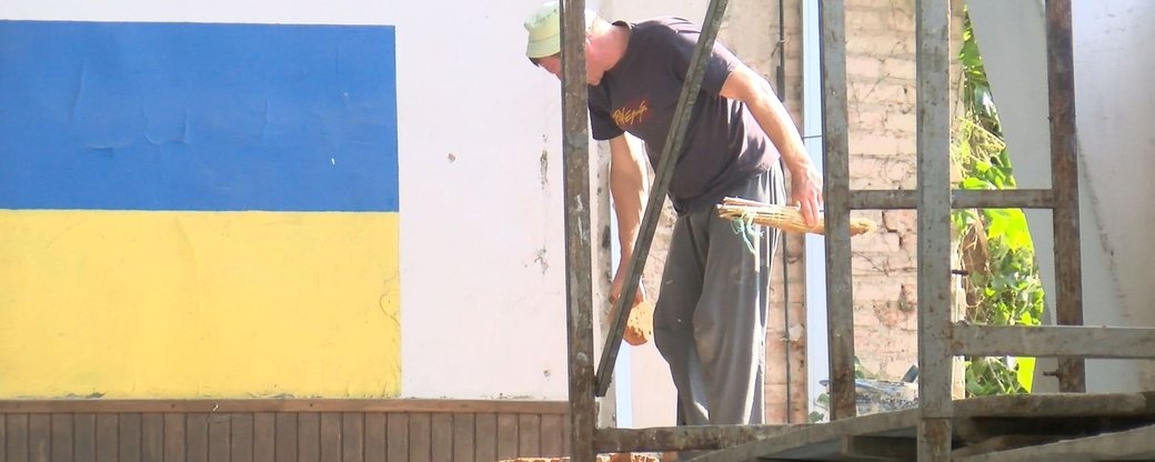 У Луцьку волонтери ремонтують спортшколу