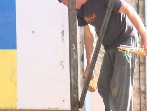 У Луцьку волонтери ремонтують спортшколу