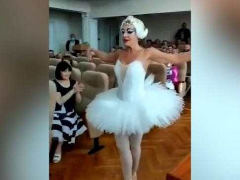 На Одещині чиновниця станцювала балет на дні народження мера