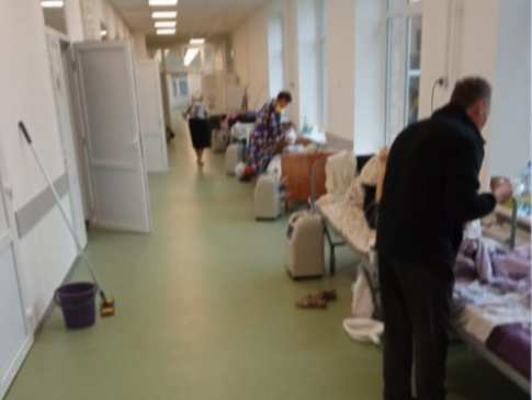 У Харкові пацієнти з коронавірусом лежать прямо у коридорі лікарні