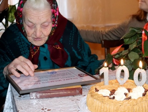 100-річна волинянка читає без окулярів