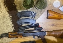 На Волині під час обшуку в будинку знайшли зброю та наркотики
