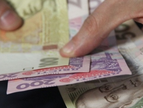 Середня заробітна плата в Україні зменшилася